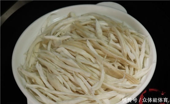 跟着我一起|买杏鲍菇时，选粗的还是细的好，菜农记住这2点，看完别再乱买