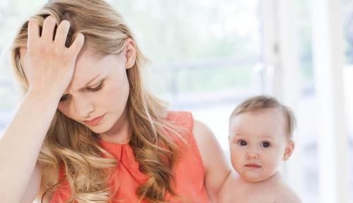 奶奶|“佛系”奶奶带娃走红,面对拆家熊娃也熟视无睹,一旁默默看戏