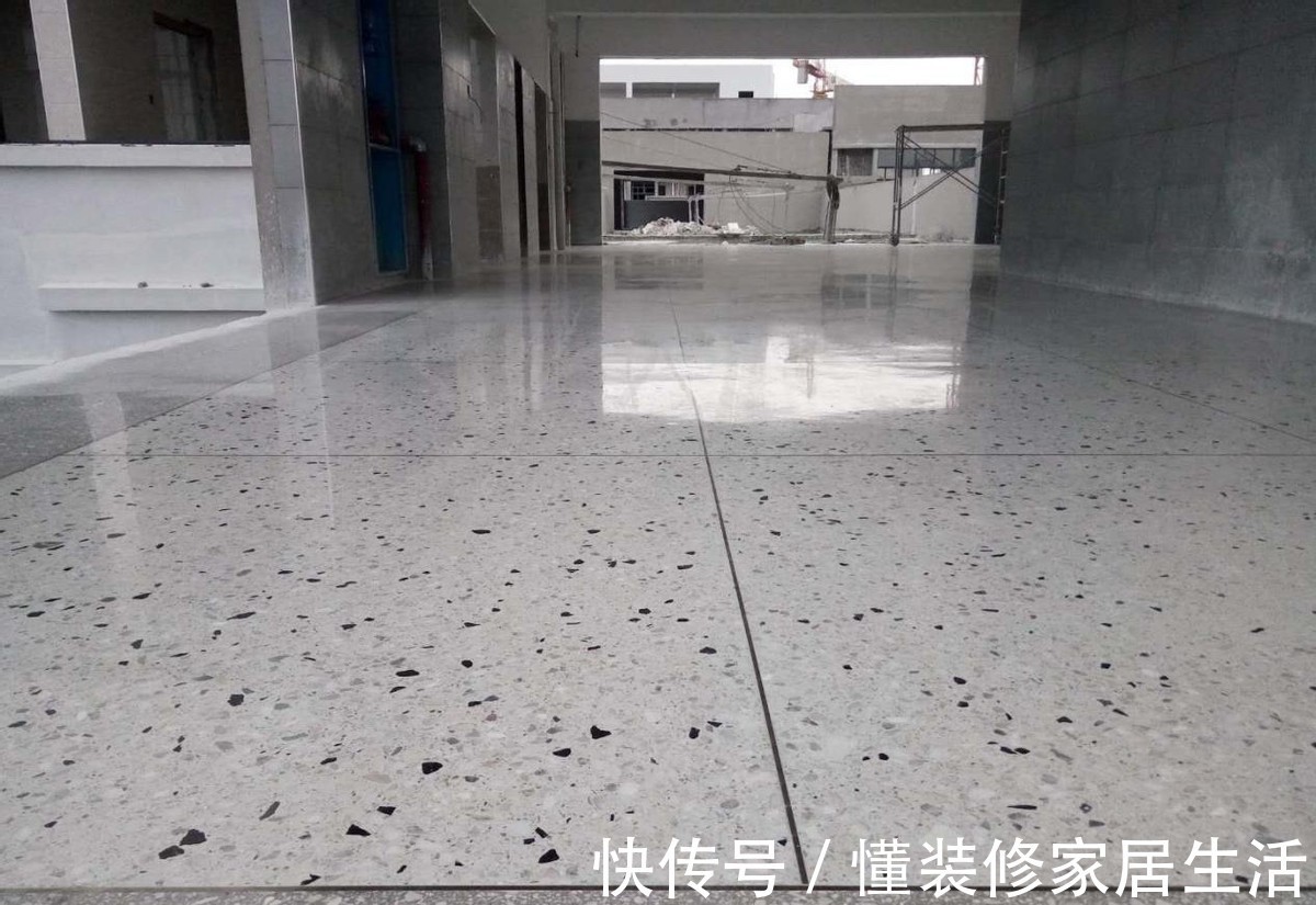 打理|很多人的卫生间都在铺这种“瓷砖”,无缝隙好打理,时尚又耐看