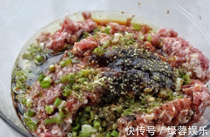 调饺子馅时先放油还是盐,10个人9个人放错,难怪不入味腥味重