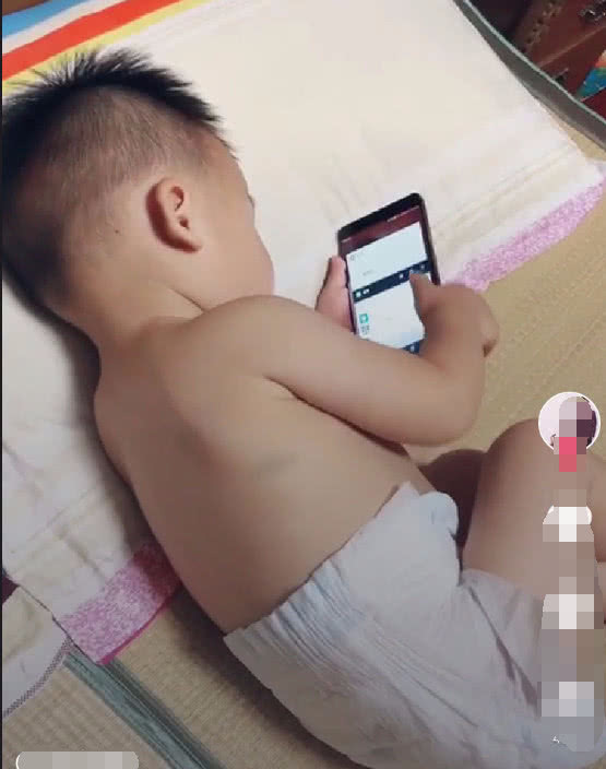 老爸|一岁宝宝偷玩老爸手机,爸爸洗澡回来,看到后吓一跳