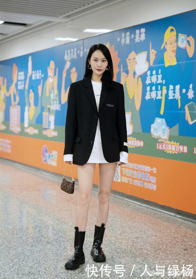 入秋后,尽量少穿裤子,今年流行“西装+裙子”,时髦又有范!