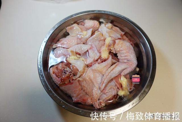 汽锅|炖鸡汤，鸡肉焯不焯水？记住这3点，鸡汤味浓不油腻，鸡肉不发柴