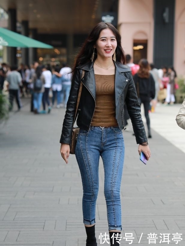 美眉|街拍:气质风韵紧身牛仔裤,漂亮长发美眉!