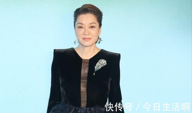 头顶 看了58岁毛阿敏的短发发型,终于明白了方脸型,为何适合短发了!