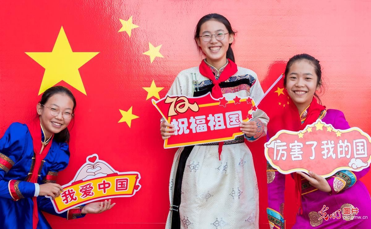 川南幼儿师范高等专科学校#【光明图刊】多彩形式迎国庆佳节