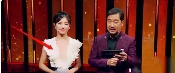 女主持伊一失误现场:穿少一件衣服上台,张国立硬是60分钟没斜眼