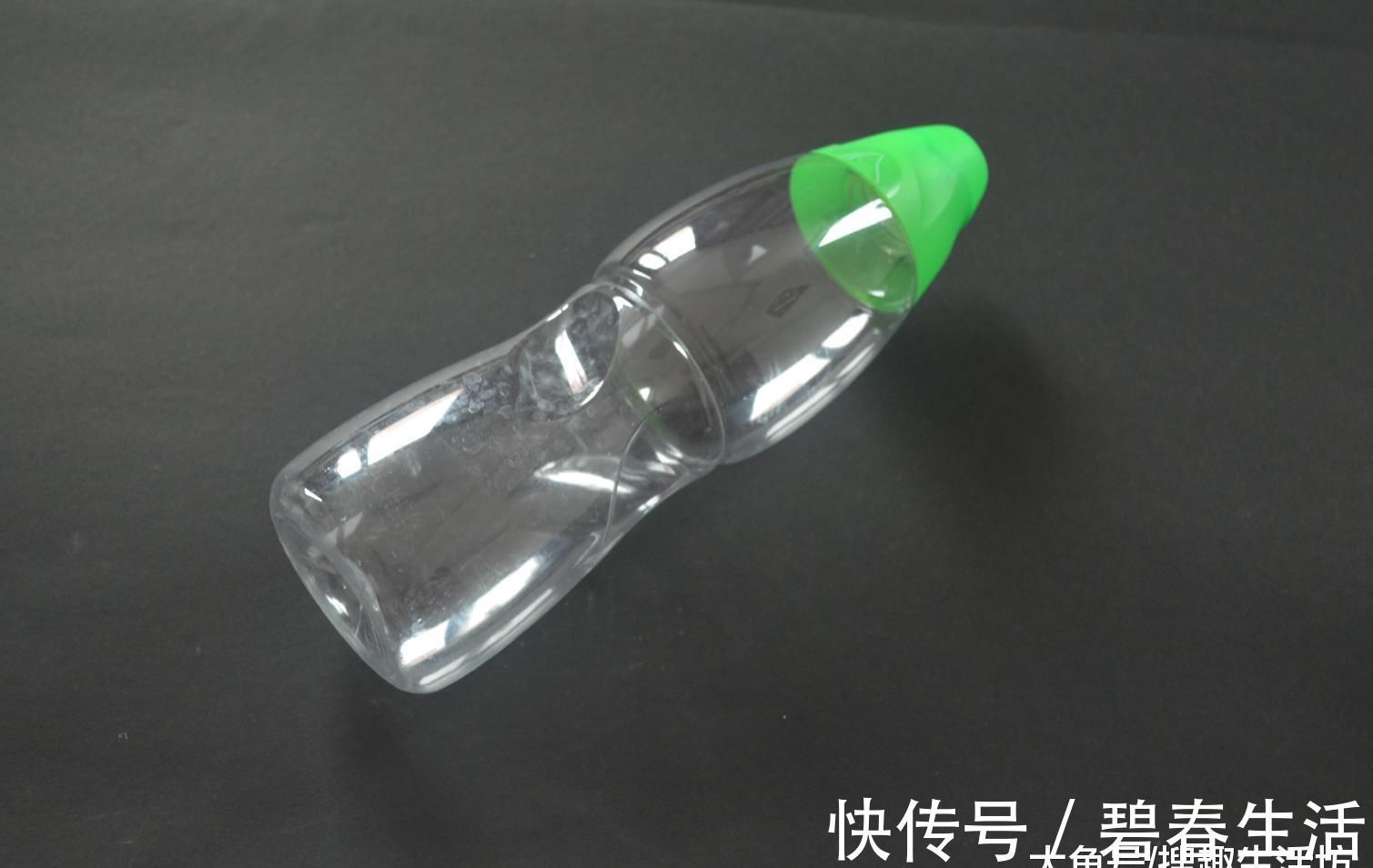 塑料瓶别再丢了, 剪几刀, 放在厨房有大用处, 家家户户都用得到