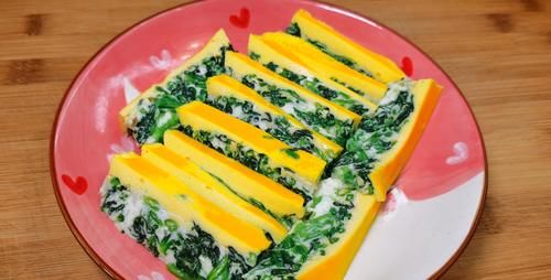 一把菠菜里打入6个鸡蛋，搅拌一下直接上锅蒸，简单营养又好吃