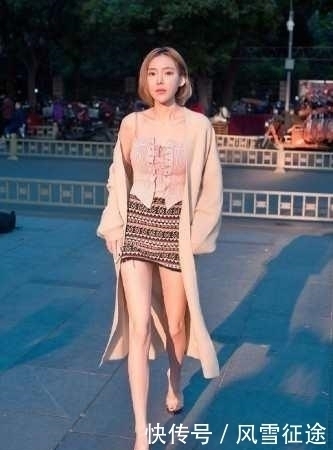 浅色|街拍：靓丽的气质，图3美女吊带衫搭配浅色披风，彰显时尚洒脱！