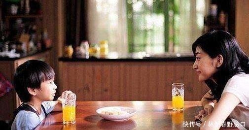 宝宝|一家三口逛商场,回家后发现宝宝手中“有礼物”,妈妈有大便宜