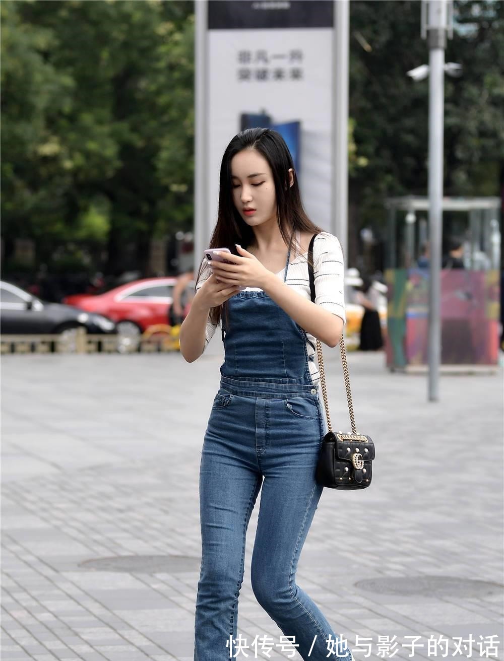 美女 牛仔背带裤，秋天穿着很独特，搭配半袖穿着更舒适