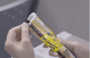 |搞笑GIF:嫂子为了让大哥戒烟 使尽了她浑身招数