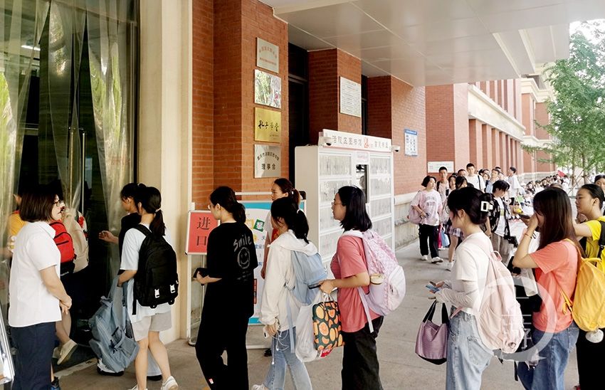 纳凉读书两不误 图书馆成学生暑期打卡新地标|高温·生活 | 暑期