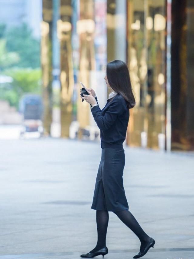 裙子美女全都穿成了黑色,希望全身没有一处黑的,反衬效果才好看