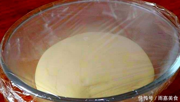 蒸馒头时,别再用酵母了,记住加3样东西,发面快速,口感松软