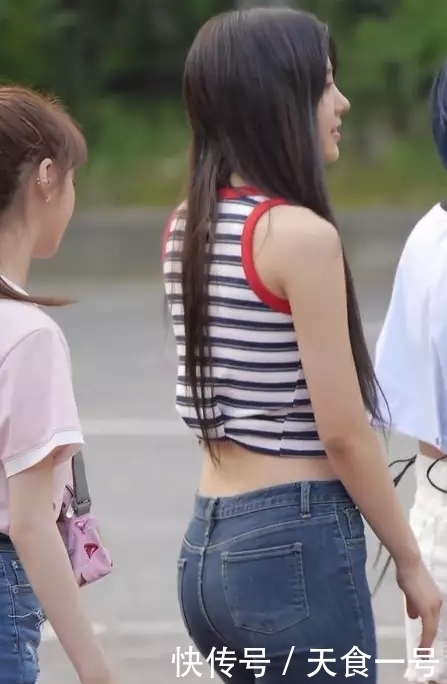街拍:精致的小姐姐,为何看起来如此迷人?只因为做了这些!