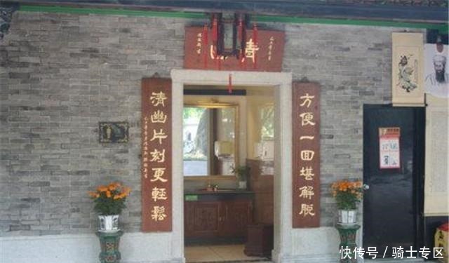 厕所对联趣事上联“来人不蹲就站”，下联对出堪称经典！