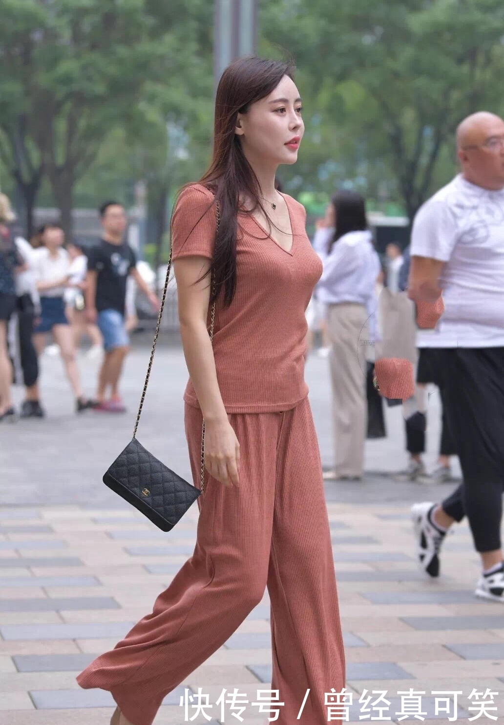 街拍美女：小姐姐最显气质的阔腿裤套装，人人可驾驭！