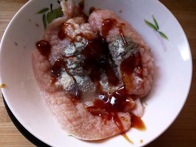 鸡排风靡大街小巷，自己动手就能做，只要会用烤箱就行