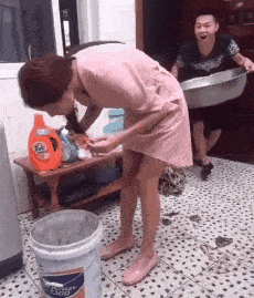 |搞笑GIF段子:挺好玩啊,就是闪现的俩人有点笨笨的