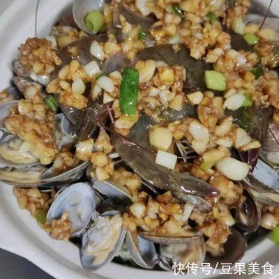 巨下饭|#巨下饭的家常菜#蒜蓉花蛤粉丝煲，就是有点废蒜