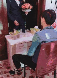 |搞笑GIF:坐电梯遇到的仙女,她看我的眼神好怪哦