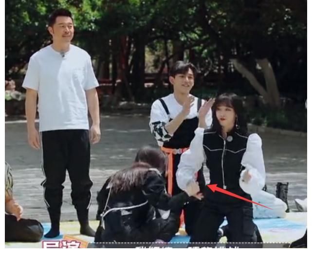 苗苗做游戲險些走光,宋雨琦幫忙遮擋,主動拉baby起身細節(jié)暖心