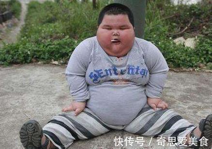 抱抱|10岁女儿考第一名,爸爸想抱抱,无奈被现实打败,妈妈一旁哭了