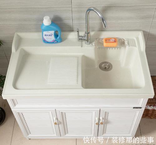 阳台上|聪明人在阳台安装洗衣机都会装这个东西,太聪明了,实用又美观