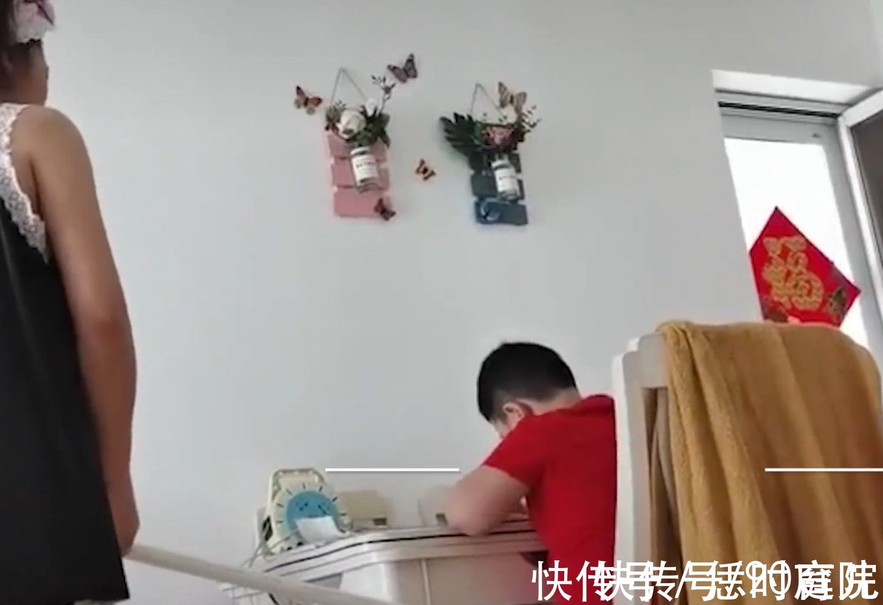 家长|开学前补作业行为大赏:把作业藏床底,疯玩两个月,妈妈反应亮了