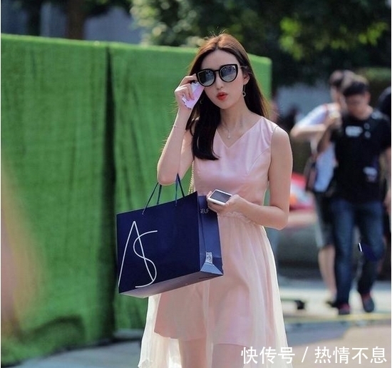 个性|美女街拍:穿着潮流前卫高颜值的妹子,体态轻盈又有时尚个性!