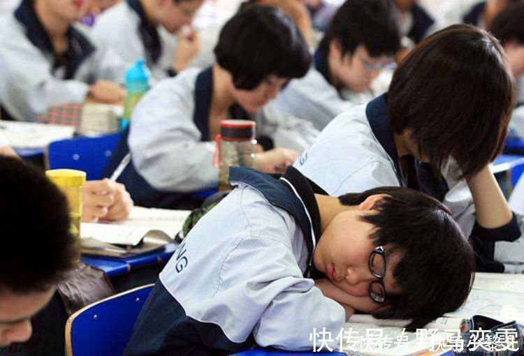 宝妈|孩子“脸大”也有原因,当出现坏习惯的时候,妈妈要赶紧制止