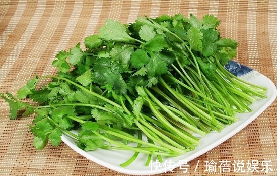 凉拌香菜木耳|香菜配上它，肚腩没了，腰也不痛了！女人不想满脸皱纹，可以试试