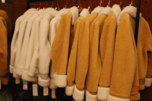 今年冬天的新时尚，“明亮黄”大衣给你好看，洋气又出挑