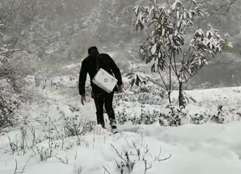 大雪|大雪封山，湖南乡村医生徒步几十里为老人送药，获正能量奖励