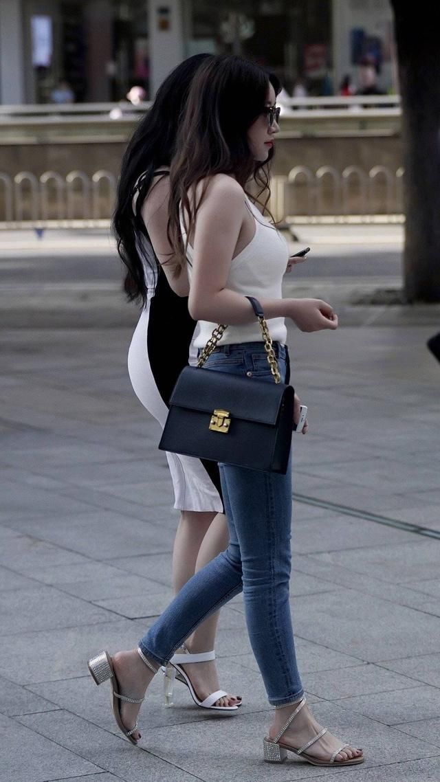 街拍牛仔裤配镶钻一字带凉鞋,这搭配彰显成熟气质