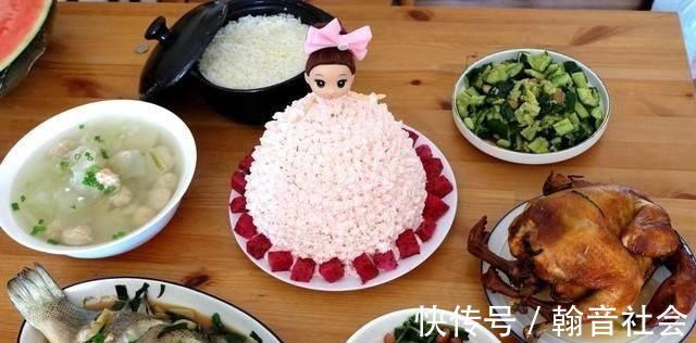 女儿生日,妈妈做了一桌菜,还有一个大蛋糕,满满的都是爱