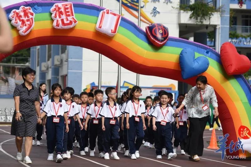 东风东路小学|开学“大片”上演，这一幕刷屏！