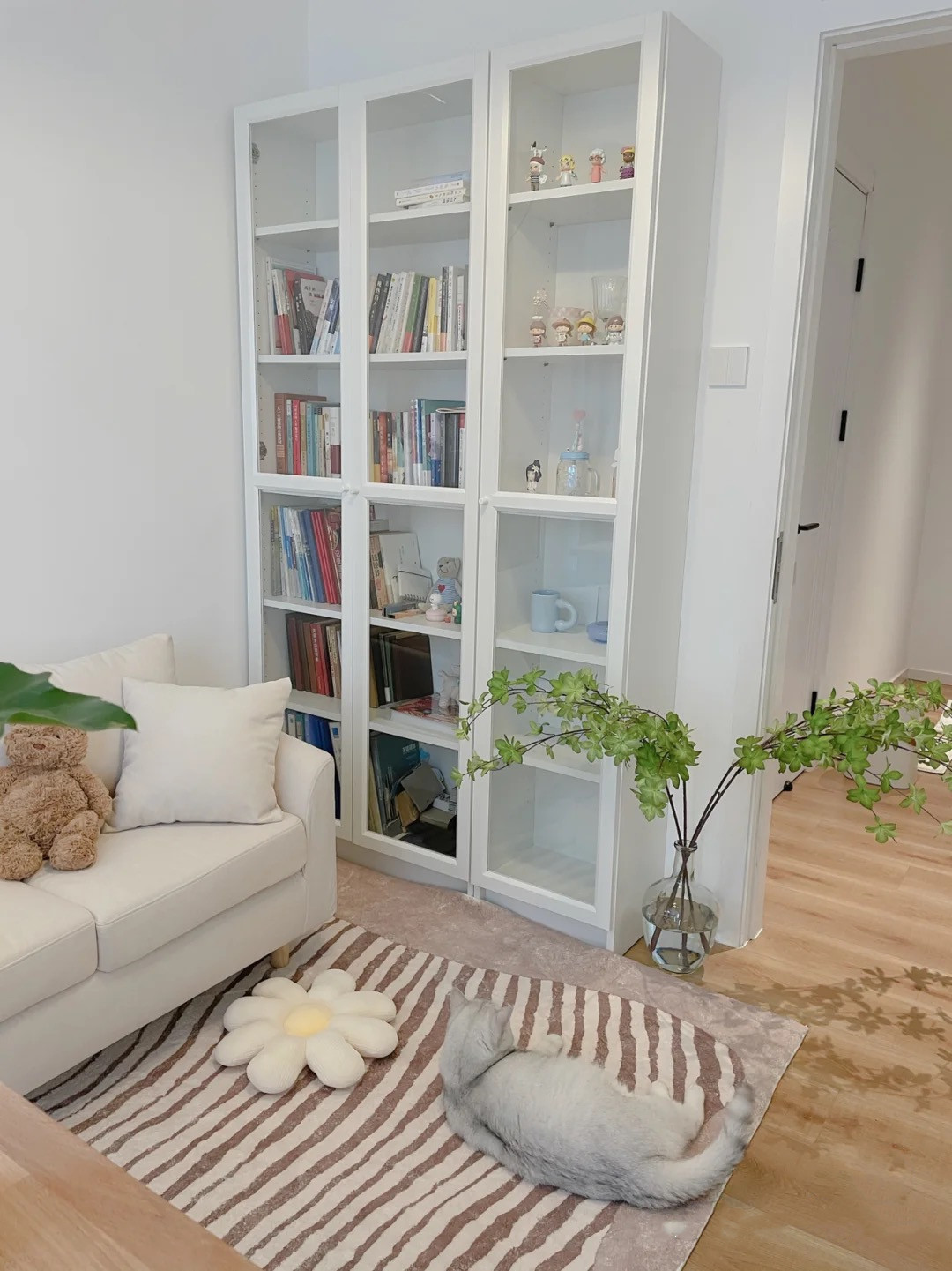 客厅|再买房,就照她家这样装,全屋大白墙、无主灯,干净利落,好舒服