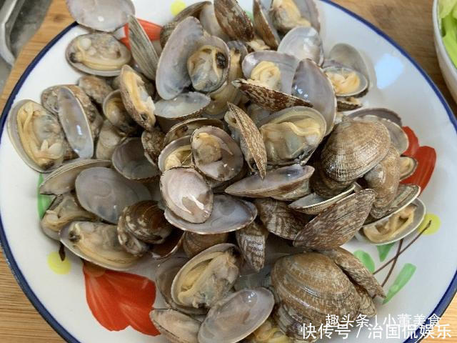 中加入适量|洗花蛤时,别再用盐水泡了,老渔民教你几招,花蛤疯狂吐沙真实用