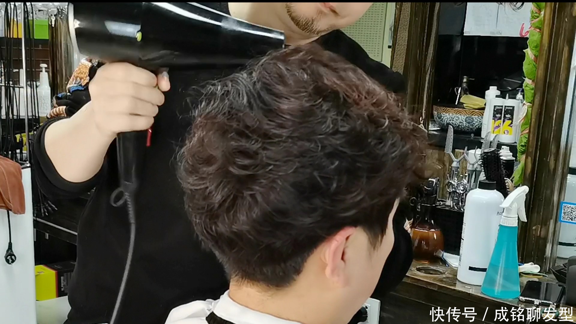 50岁女人短发这样做,发根蓬松烫+发尾纹理烫,减龄干练又显气质