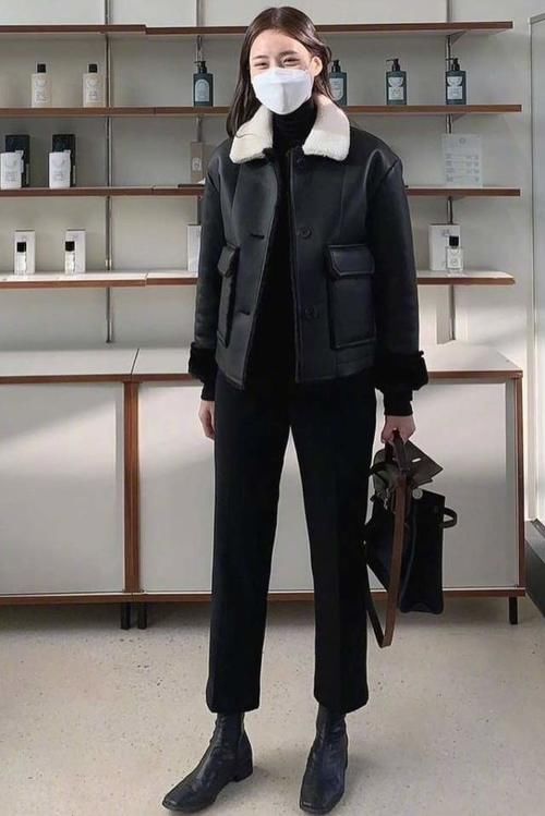 冬天怎么穿更潮流？试试“薄打底＋厚外套”，时尚达人最爱