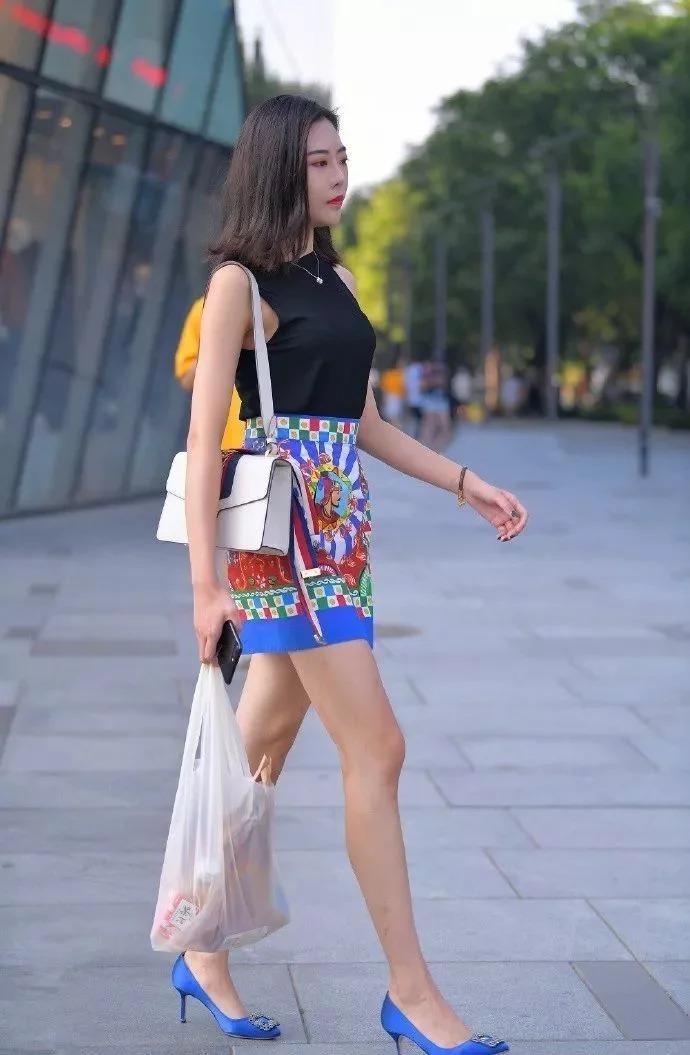 街拍:小姐姐身穿无袖的黑色上衣,看上去简约又气质,清新靓丽