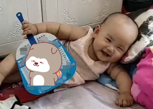 老大爷|萌娃躺床上享受“老大爷”般的生活,悠哉悠哉,小扇摇得逍遥自在