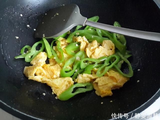 尖椒炒鸡蛋第1步放油就错了,难怪不嫩不香,看大厨教你正确做法
