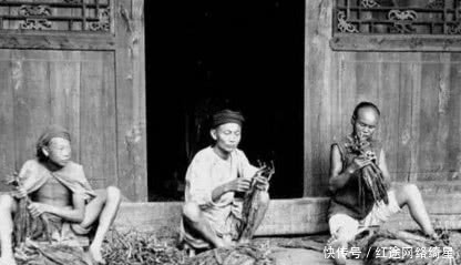 照片|晚清旧照片：吸食鸦片的女子，媚态毕露，让人联想翩翩