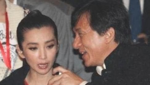 内容|王一博后台补妆,边喝水边看手机,得知看的内容,才懂他的深情