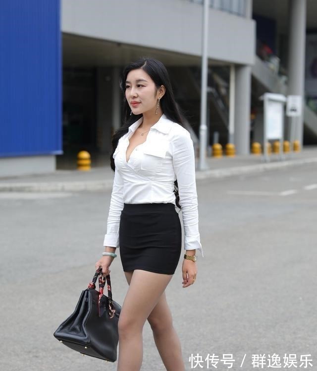 小姐姐 漂亮的脚配一双高跟鞋,更能凸显迷人的气息!