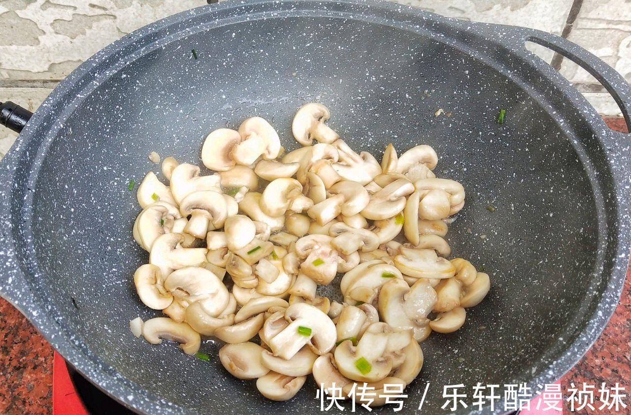 秋天,这菜这么做鲜美极了,不放肉也香